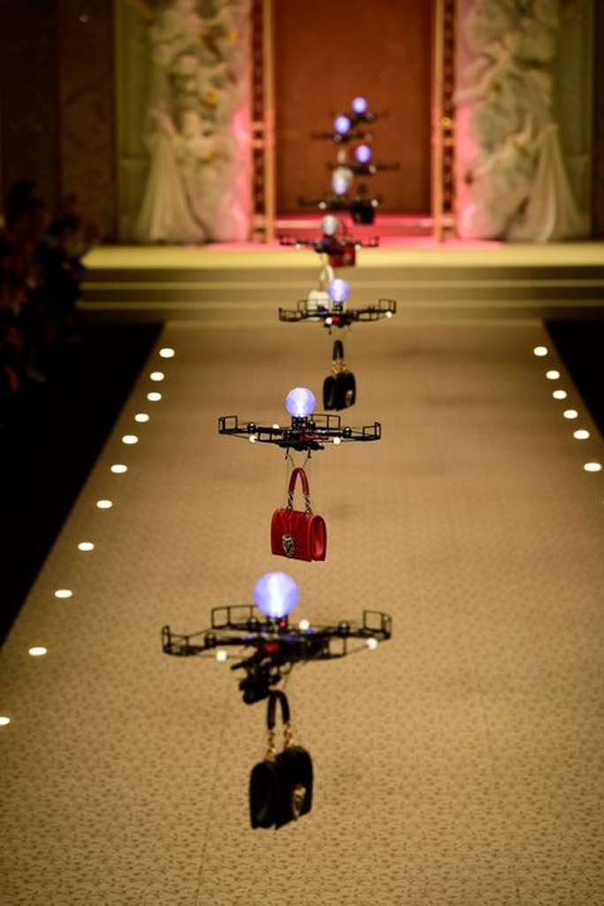 D&G устроили показ мод с помощью дронов